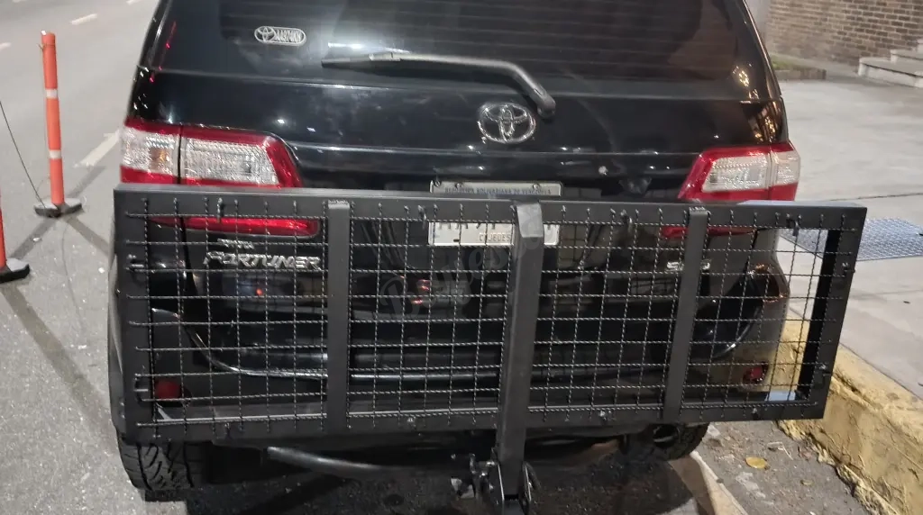 Parrilla porta bidones o equipaje para vehículos.