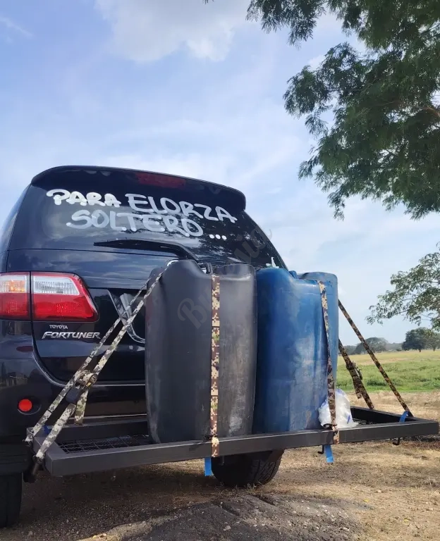 Parrilla porta bidones o equipaje para vehículos.