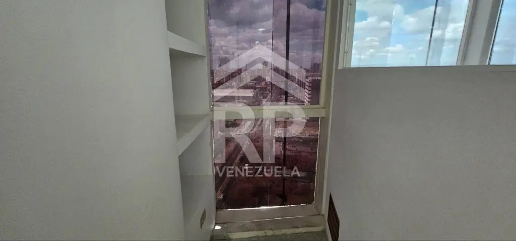 PLL-031 Oficina en Venta o Alquiler en la Torre Empresarial, Maracaibo