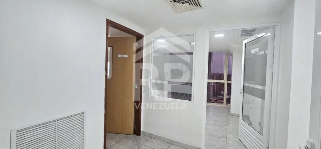 PLL-031 Oficina en Venta o Alquiler en la Torre Empresarial, Maracaibo