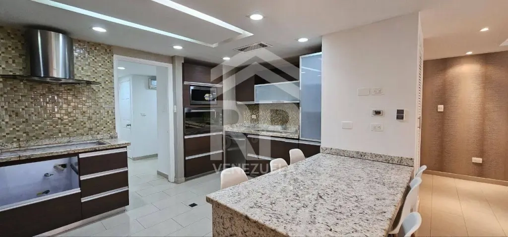 PLA-022 Apartamento en Alquiler en el Sector La Lago, Maracaibo