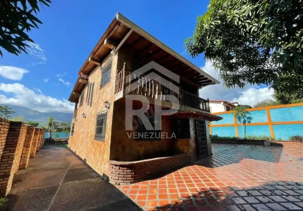COC-011 Casa con piscina en Venta en Santa Teresa, San Cristóbal