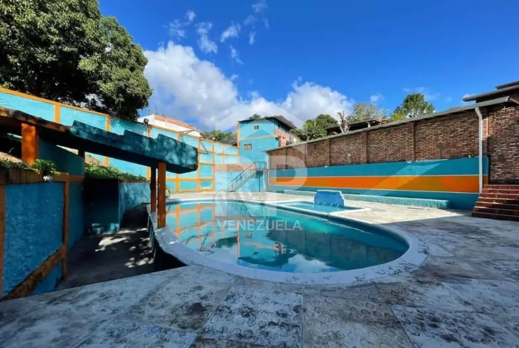 COC-011 Casa con piscina en Venta en Santa Teresa, San Cristóbal