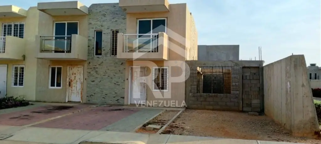 SGC-449 Towhouse en Venta en la Urb. Los Roques, Punto Fijo Falcón