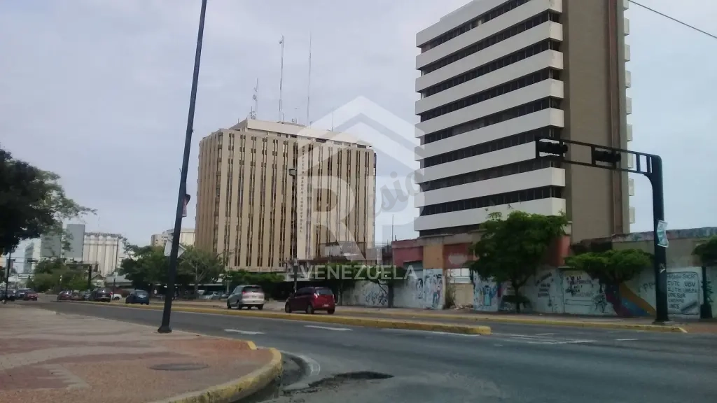PLL-024 Oficina en Alquiler en Torre Empresarial 5 de Julio, Maracaibo