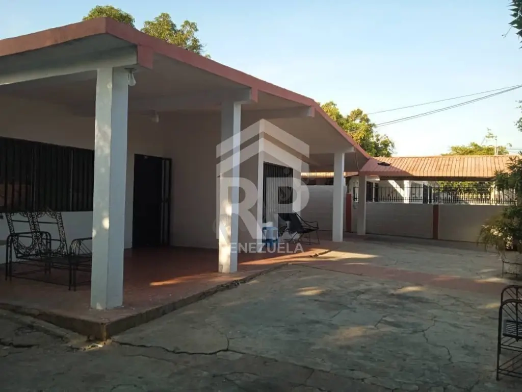 PLC-009 CASA EN VENTA EN URB. LA ROTARIA MARACAIBO