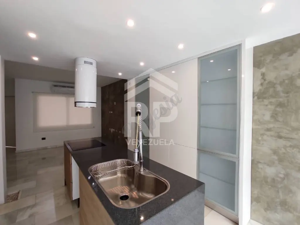 CRC-010 Casa en Venta en la Av. Ribereña Villa Paris, Cabudare