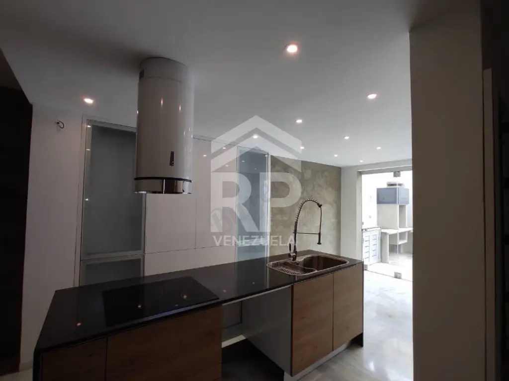 CRC-010 Casa en Venta en la Av. Ribereña Villa Paris, Cabudare