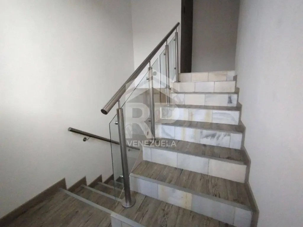 CRC-010 Casa en Venta en la Av. Ribereña Villa Paris, Cabudare