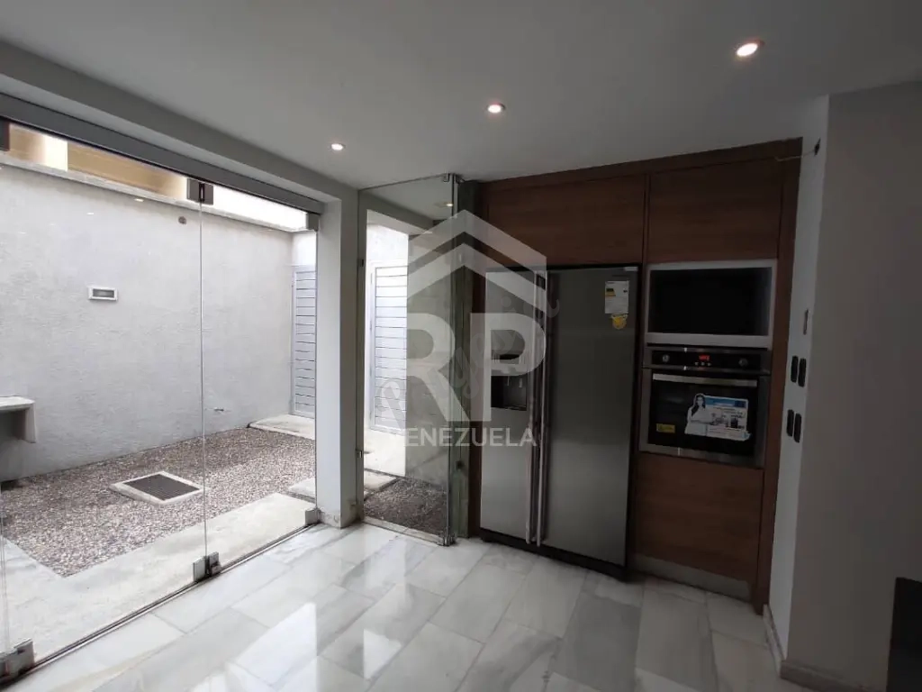 CRC-010 Casa en Venta en la Av. Ribereña Villa Paris, Cabudare