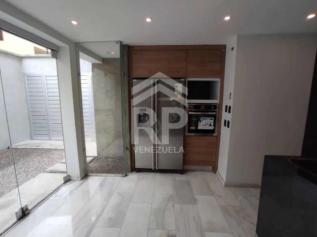 CRC-010 Casa en Venta en la Av. Ribereña Villa Paris, Cabudare