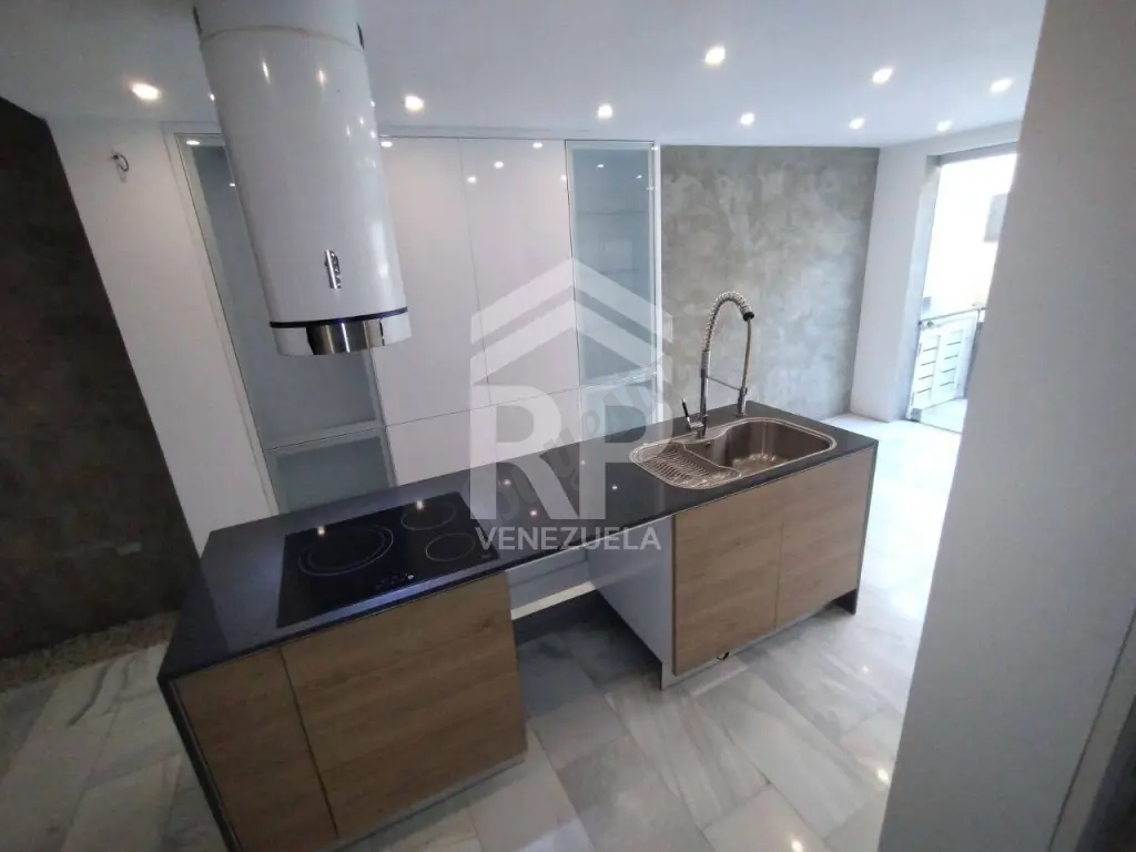 CRC-010 Casa en Venta en la Av. Ribereña Villa Paris, Cabudare