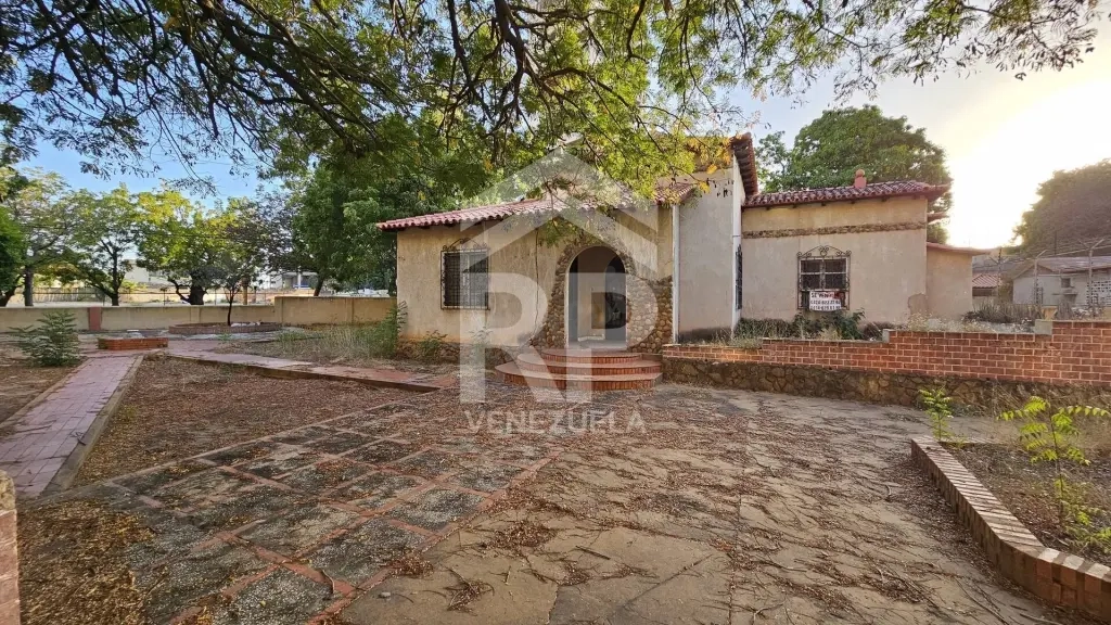 PLT-001 SE VENDE LOTE DE TERRENO CON CASAS AV. BARALT MARACAIBO