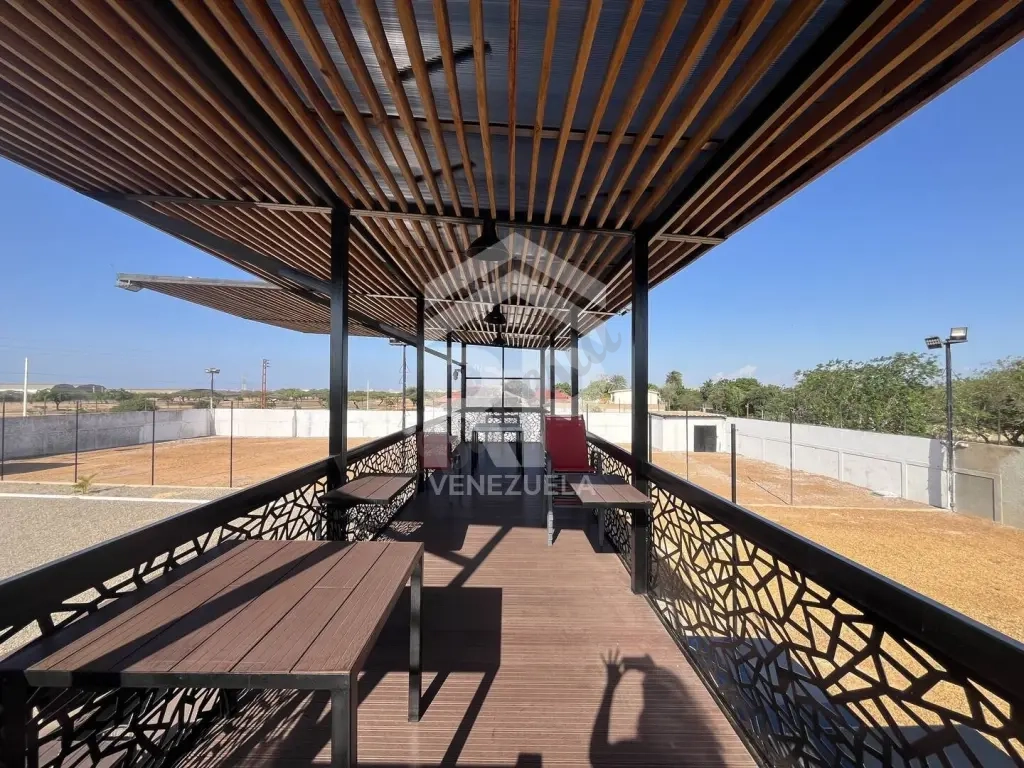 SGT-147 Terreno cercado con Locales Comerciales en Venta o Alquiler