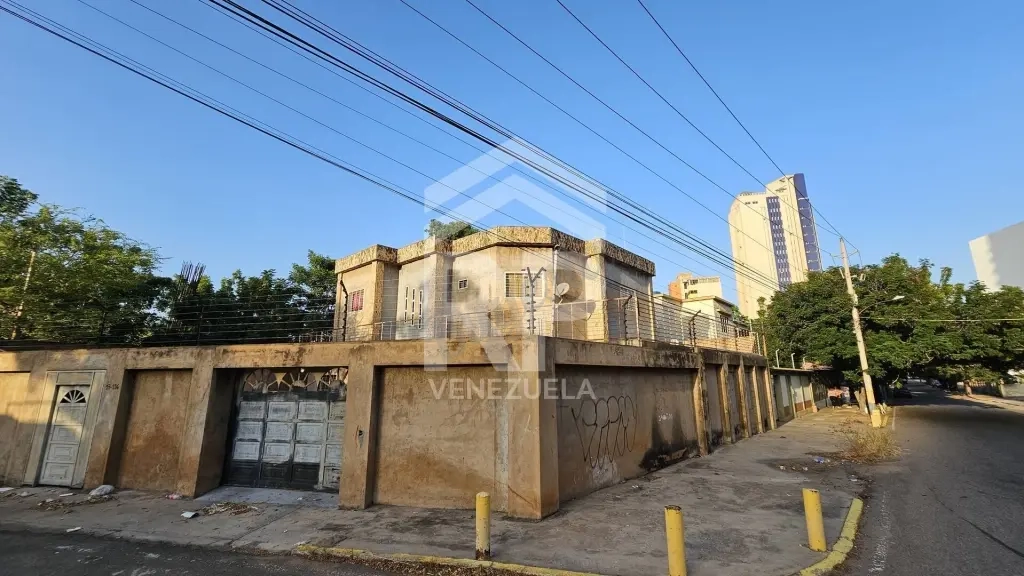 PLT-001 SE VENDE LOTE DE TERRENO CON CASAS AV. BARALT MARACAIBO