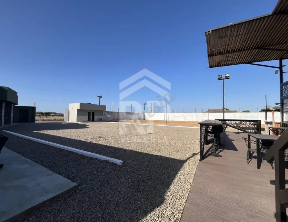 SGT-147 Terreno cercado con Locales Comerciales en Venta o Alquiler