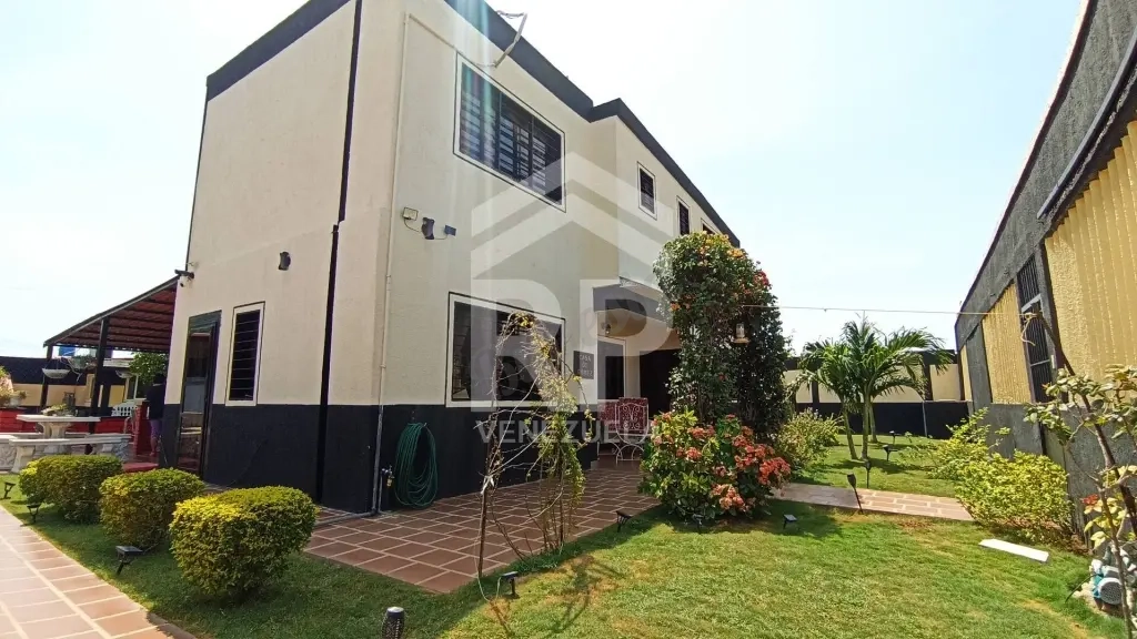 SGC-422 CASA QUINTA EN VENTA EN GUANADITO