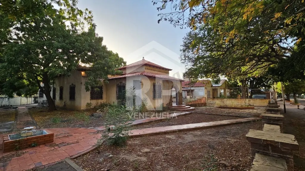PLT-001 SE VENDE LOTE DE TERRENO CON CASAS AV. BARALT MARACAIBO
