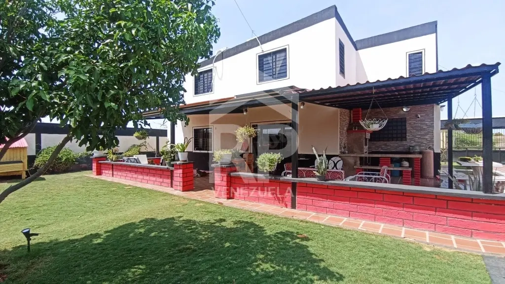 SGC-422 CASA QUINTA EN VENTA EN GUANADITO