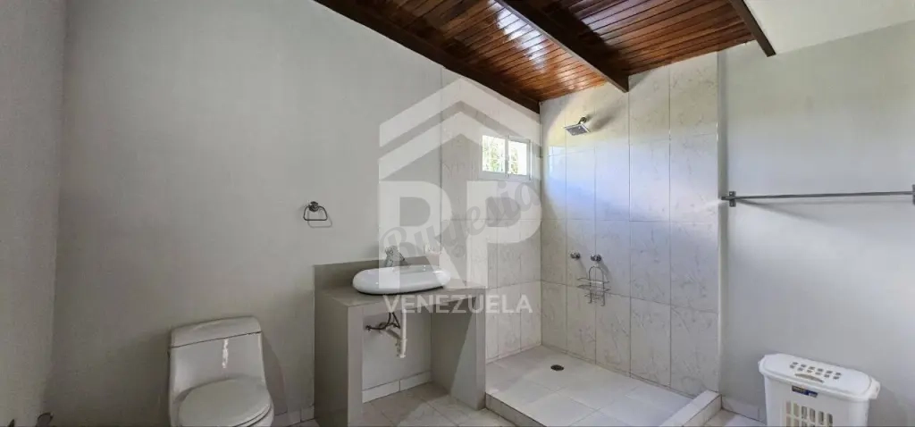 CASA EN VENTA EN SECTOR ZAPARA 2 CON SANTA RITA MARACAIBO