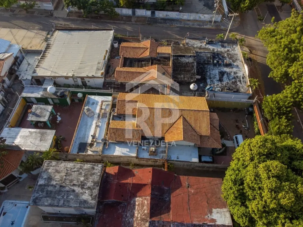 PLT-001 SE VENDE LOTE DE TERRENO CON CASAS AV. BARALT MARACAIBO