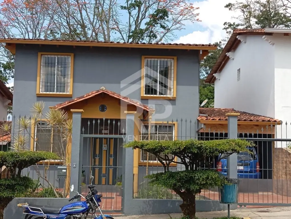 COC-003 CASA EN VENTA EN COLINAS DE PIRINEOS