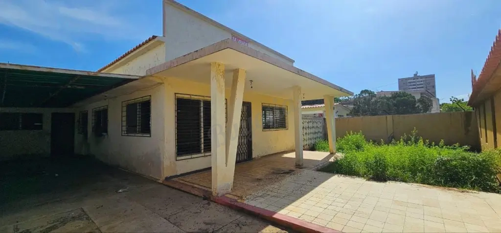 SE VENDE AMPLIA CASA PARA REMODELAR SECTOR TIERRA NEGRA MARACAIBO.