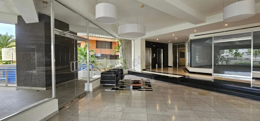Se vende hermoso Apartamento, ubicado en el Sector La Lago, para diseñar a tu gusto, Maracaibo.