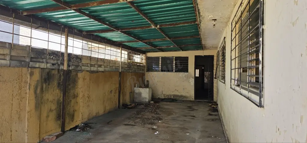 SE VENDE AMPLIA CASA PARA REMODELAR SECTOR TIERRA NEGRA MARACAIBO.