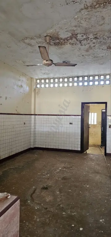 SE VENDE AMPLIA CASA PARA REMODELAR SECTOR TIERRA NEGRA MARACAIBO.