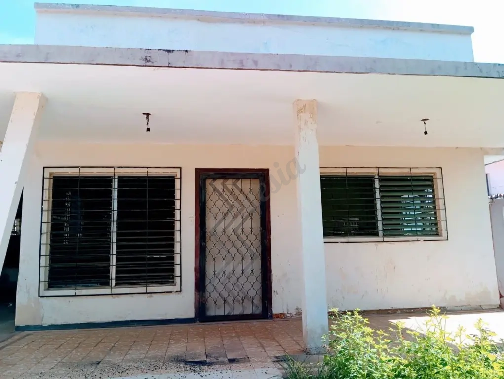 SE VENDE AMPLIA CASA PARA REMODELAR SECTOR TIERRA NEGRA MARACAIBO.