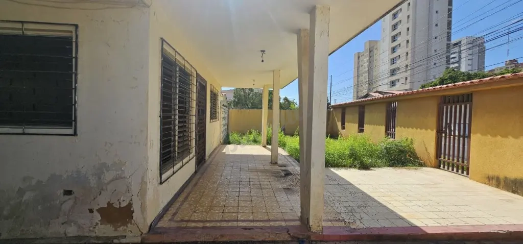 SE VENDE AMPLIA CASA PARA REMODELAR SECTOR TIERRA NEGRA MARACAIBO.