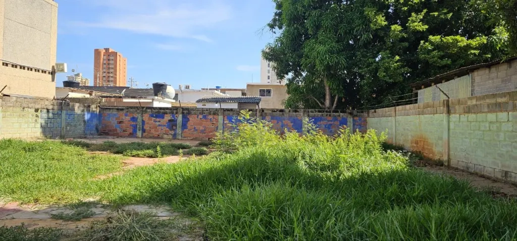 SE VENDE AMPLIA CASA PARA REMODELAR SECTOR TIERRA NEGRA MARACAIBO.