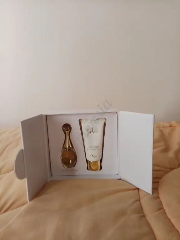 Set mini perfume y crema de loción Dior J'adore