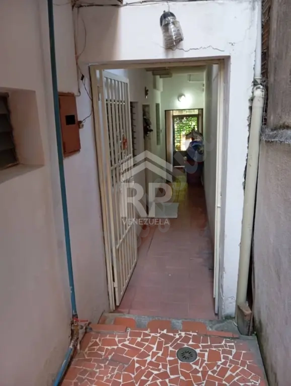 COA-001 APARTAMENTO CON SOLAR EN VENTA EN AV. GUAYANA