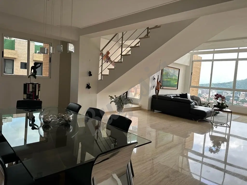 En Venta Lujoso Apartamento/El Parral $250,000
