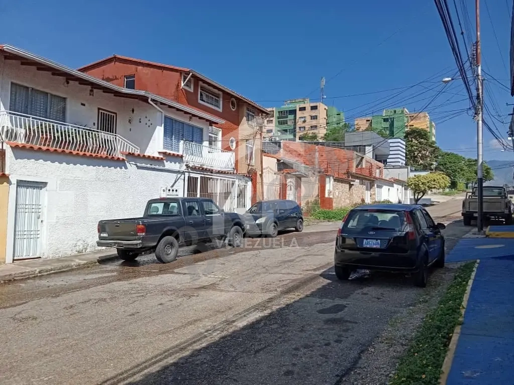 COA-001 APARTAMENTO CON SOLAR EN VENTA EN AV. GUAYANA