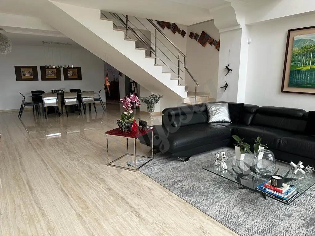 En Venta Lujoso Apartamento/El Parral $250,000