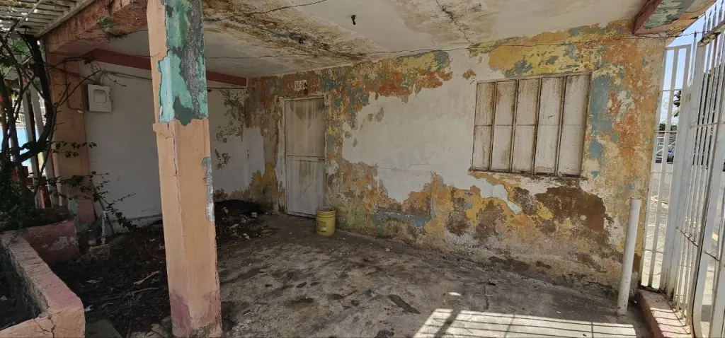 SE VENDE 2 CASAS DIVIDIDAS, PARROQUIA COQUIVACOA, PARA REMODELAR, MARACAIBO.
