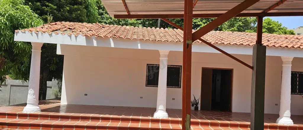 En venta o Alquiler de 2 casas, Sector La Lago, Maracaibo.