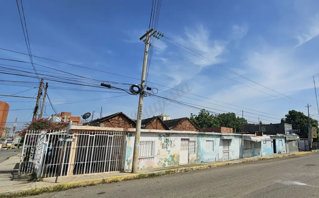 SE VENDE 2 CASAS DIVIDIDAS, PARROQUIA COQUIVACOA, PARA REMODELAR, MARACAIBO.