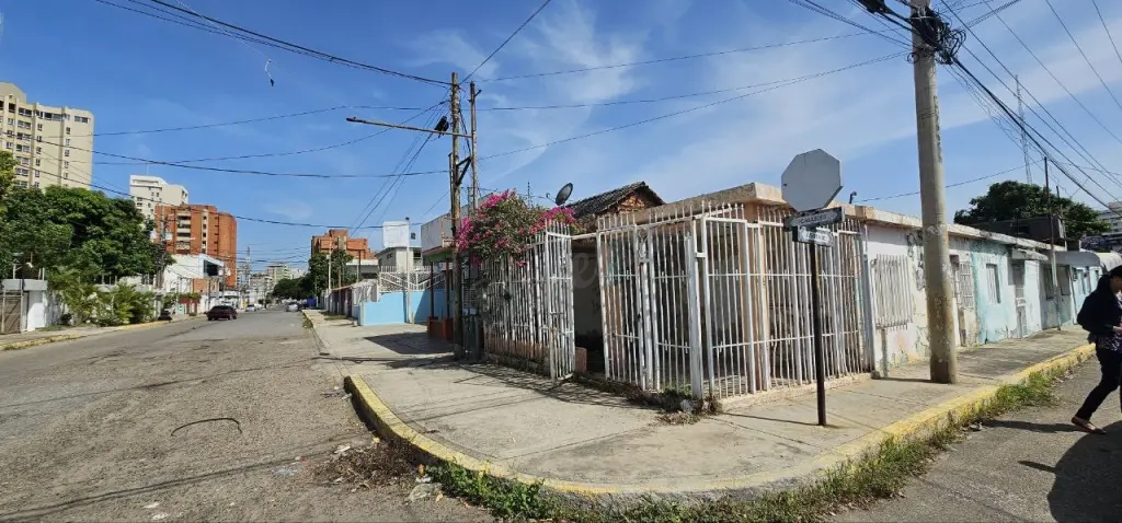 SE VENDE 2 CASAS DIVIDIDAS, PARROQUIA COQUIVACOA, PARA REMODELAR, MARACAIBO.