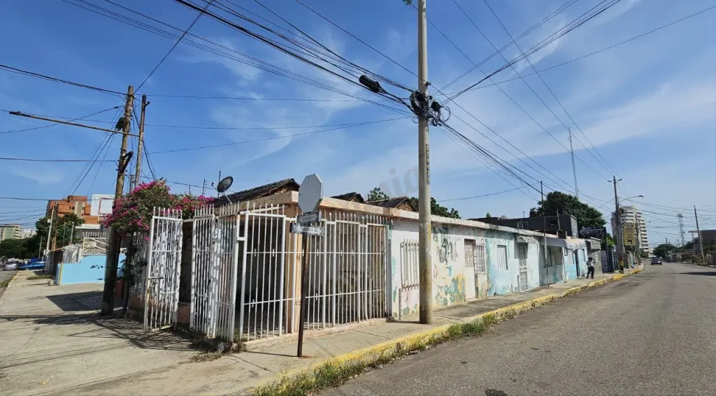 SE VENDE 2 CASAS DIVIDIDAS, PARROQUIA COQUIVACOA, PARA REMODELAR, MARACAIBO.