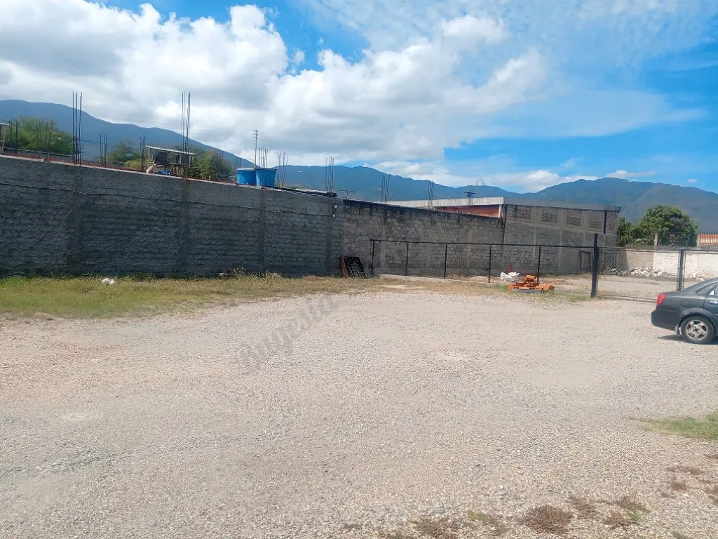 Terreno 1900mts2 con local (ferretería) en su interior en sector las flores guatire
